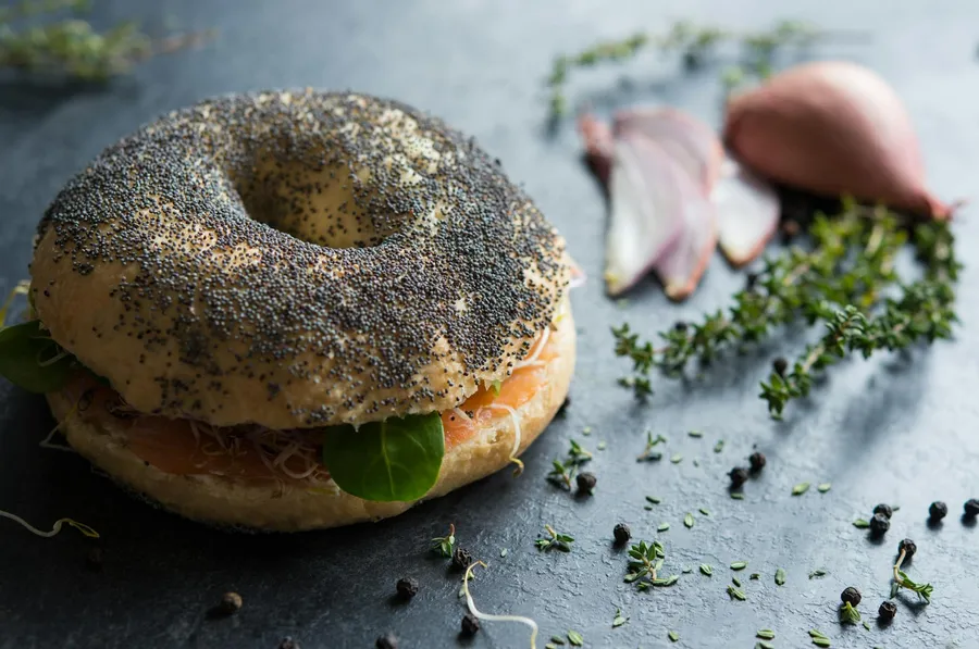 ¿Cómo hacer bagels caseros esponjosos con un relleno de salmón?