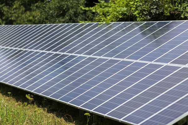 ¿Cuáles son los medios para fomentar la autonomía y la responsabilidad en los adolescentes?